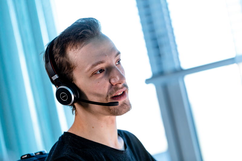 Ung man talar i telefon